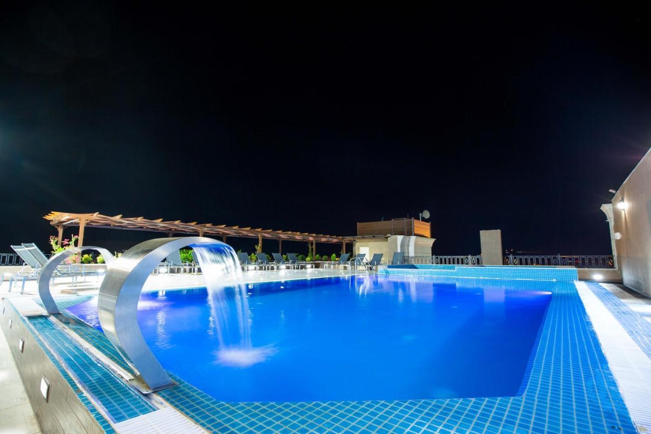 Petra Moon Luxury Hotel Wadi Musa Dış mekan fotoğraf Rooftop pool at the hotel
