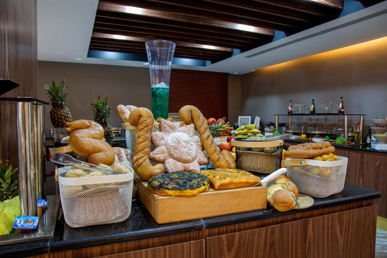 Petra Moon Luxury Hotel Wadi Musa Dış mekan fotoğraf A buffet at a hotel