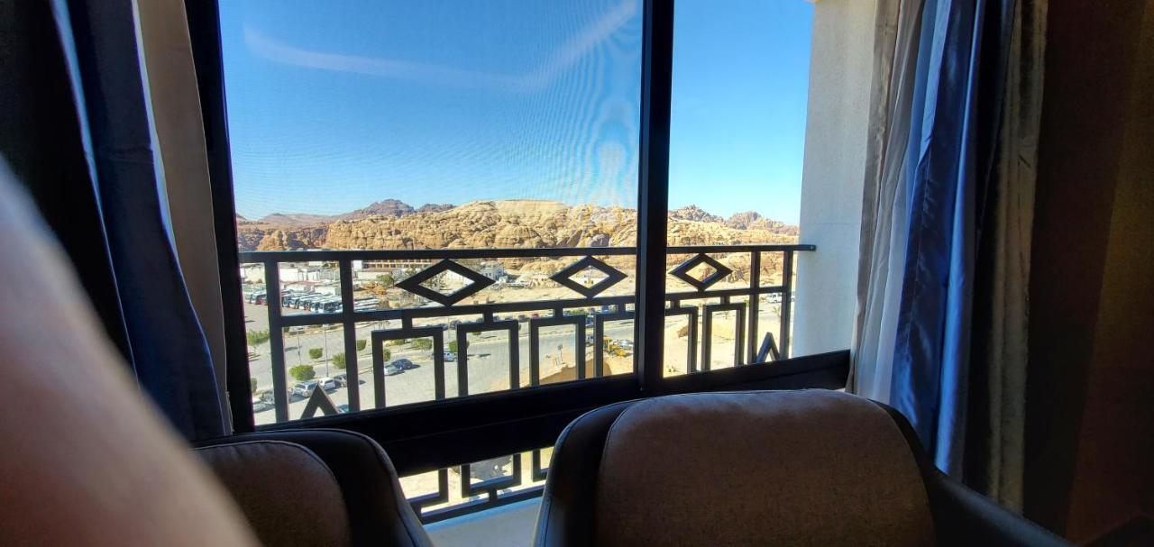 Petra Moon Luxury Hotel Wadi Musa Dış mekan fotoğraf View of the desert from a hotel in Al-Madinah