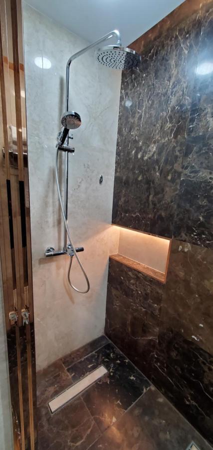 Petra Moon Luxury Hotel Wadi Musa Dış mekan fotoğraf A shower with a shower head and handheld shower