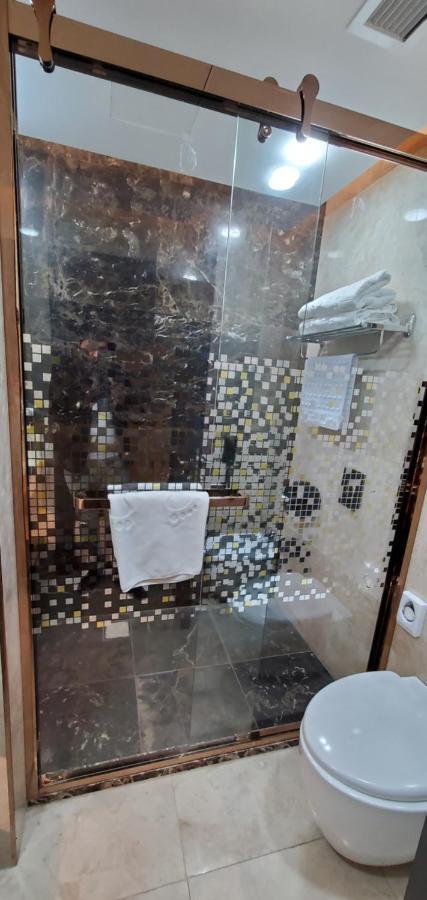 Petra Moon Luxury Hotel Wadi Musa Dış mekan fotoğraf A shower door